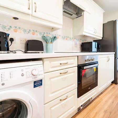 Bright And Spacious Flat With Free Parking London Exterior foto